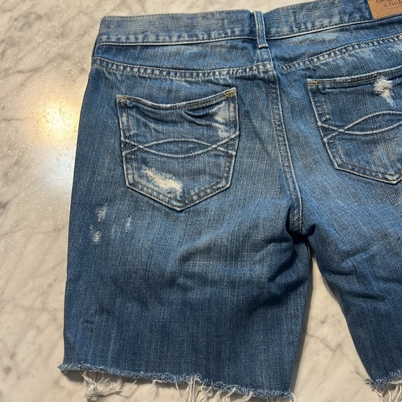 Abercrombie & Fitch Longer Jean Shorts sz 6 w28 like New - Picture 6 of 7